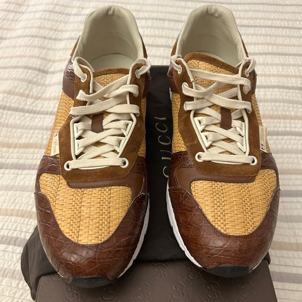 Gucci Sneakers comes with shoe bag and additional laces